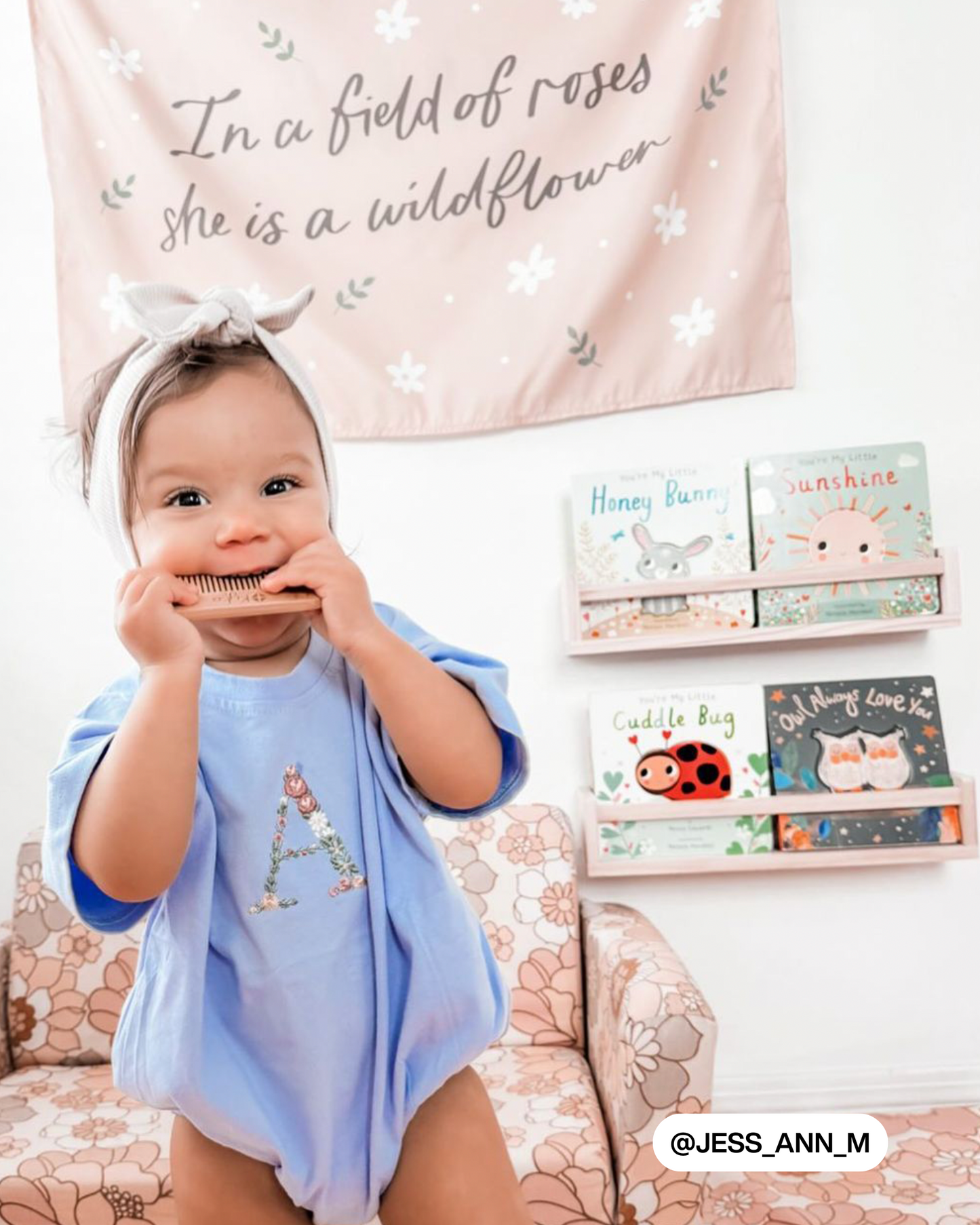 Dans un champ de roses, elle est une bannière de fleurs sauvages