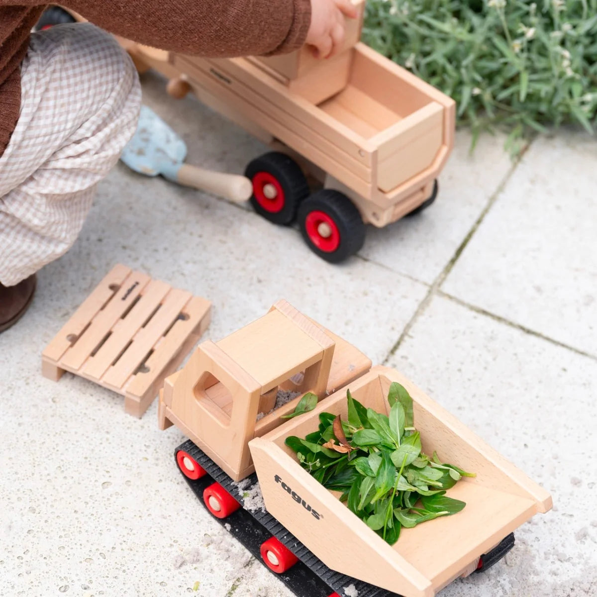 Camion à benne basculante Fagus Caterpillar - Véhicules de jeu en bois d'Allemagne