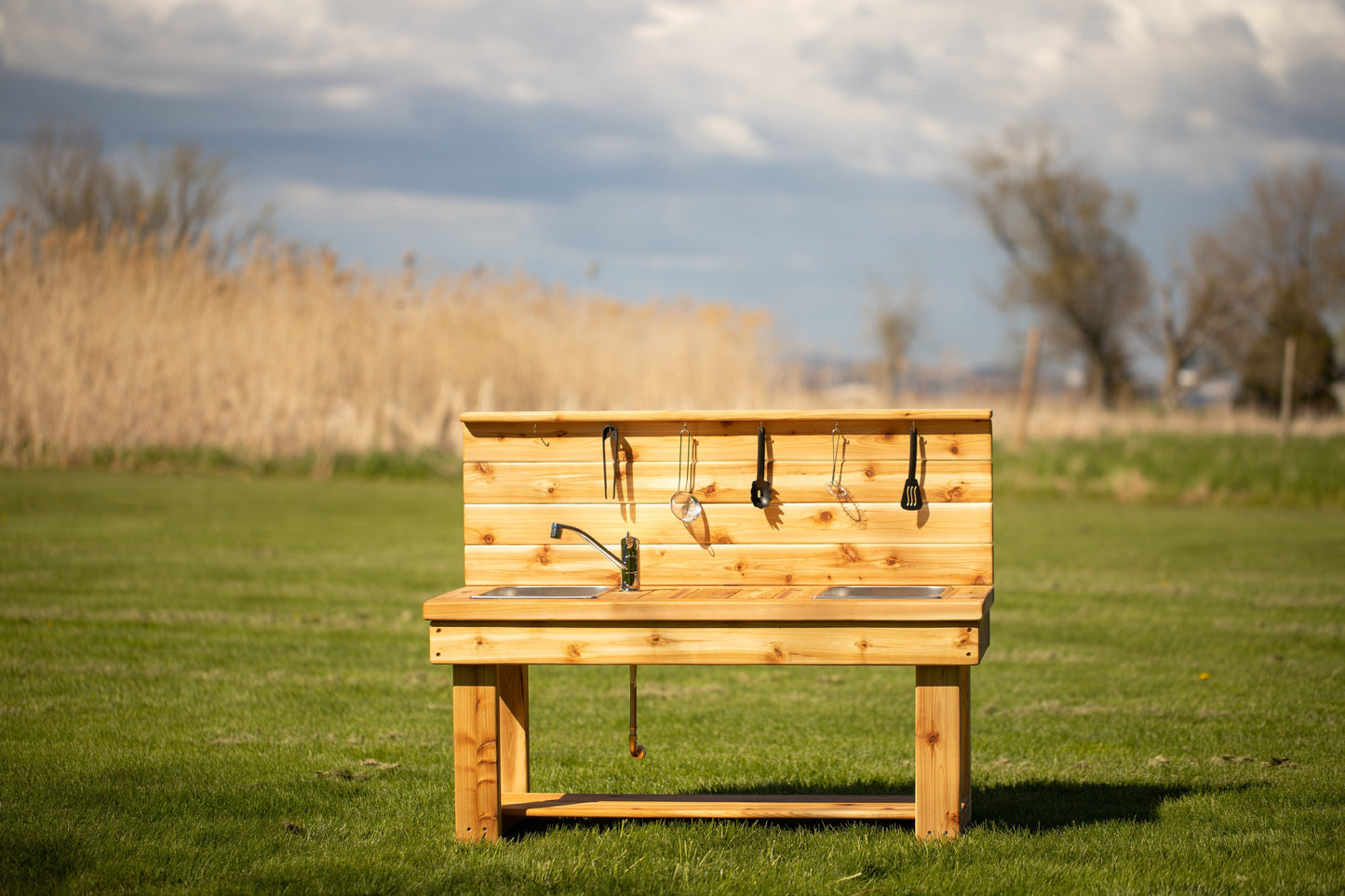 Cuisine simple avec dosseret et étagère (Centrée)