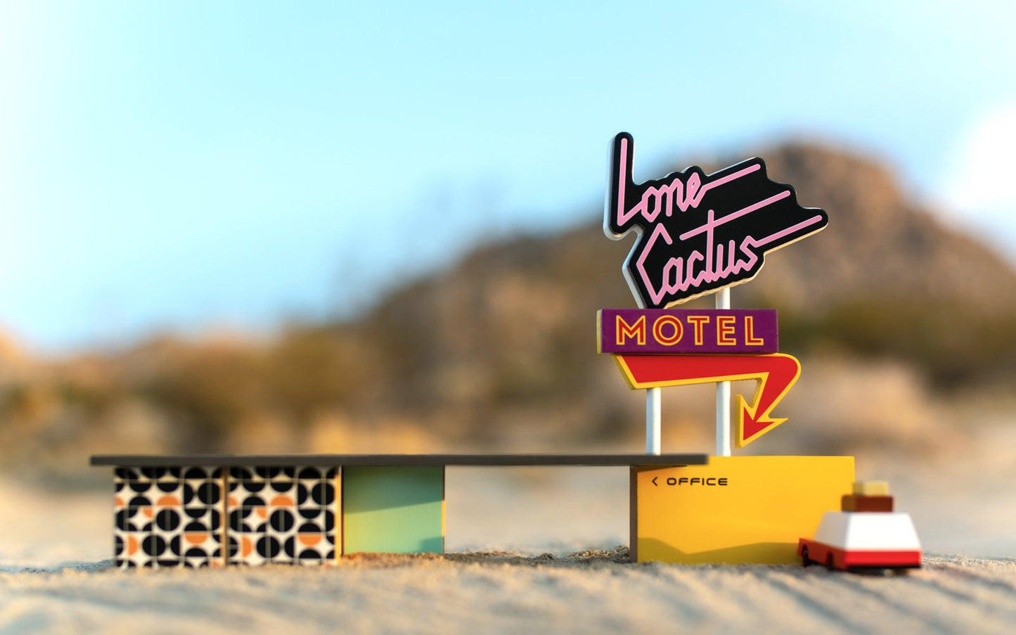 Candylab Lone Cactus Motel (nouvelle version) – Paysage routier vintage moderne