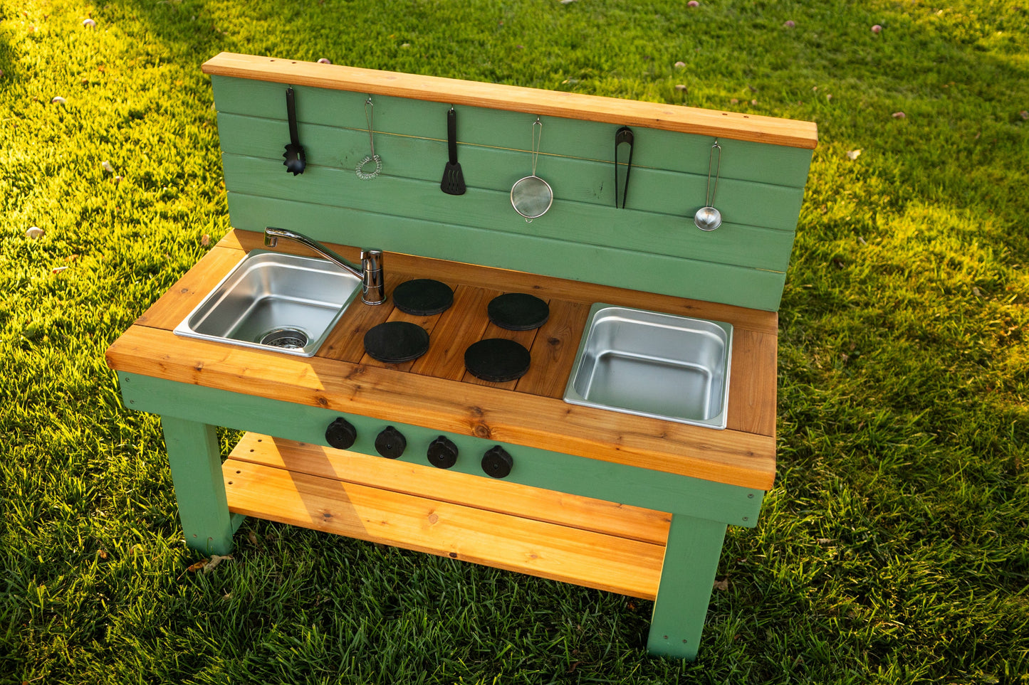 Cuisine simple peinte avec dosseret et étagère (centrée) 