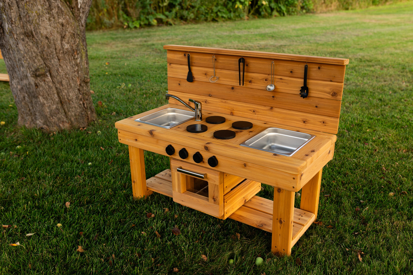 Centered Simple Kitchen with Oven (Stainless steel sinks and faucet)