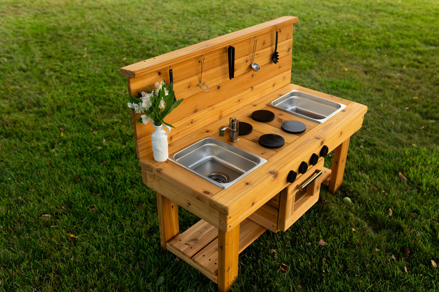 Centered Simple Kitchen with Oven (Stainless steel sinks and faucet)