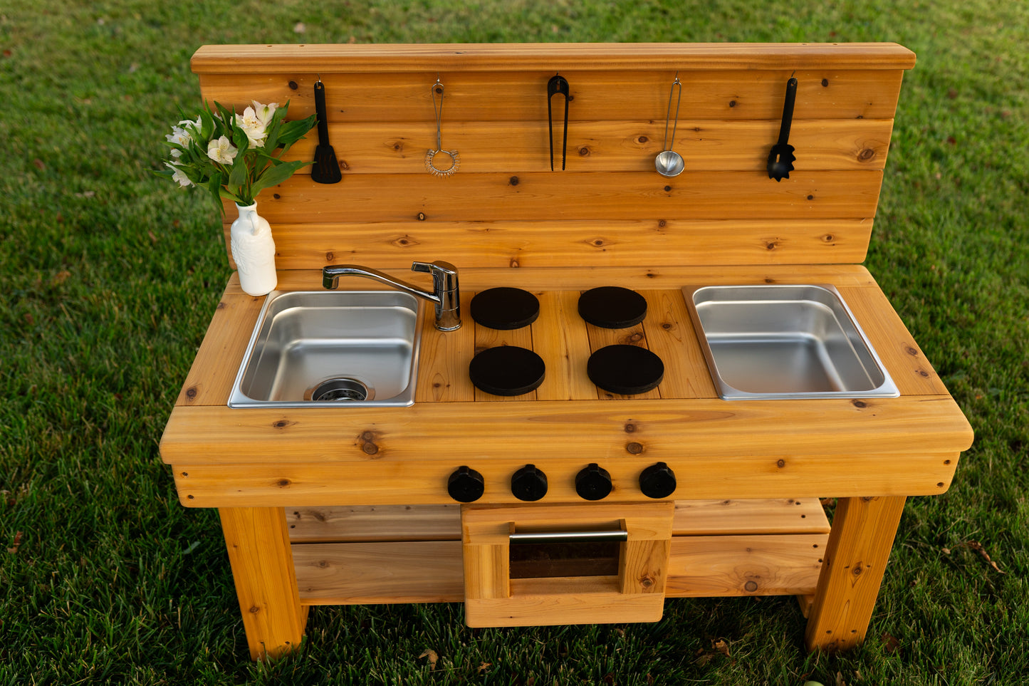 Centered Simple Kitchen with Oven (Stainless steel sinks and faucet)