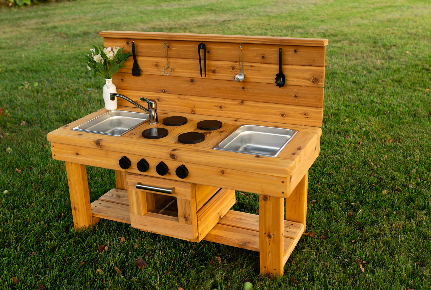 Centered Simple Kitchen with Oven (Stainless steel sinks and faucet)
