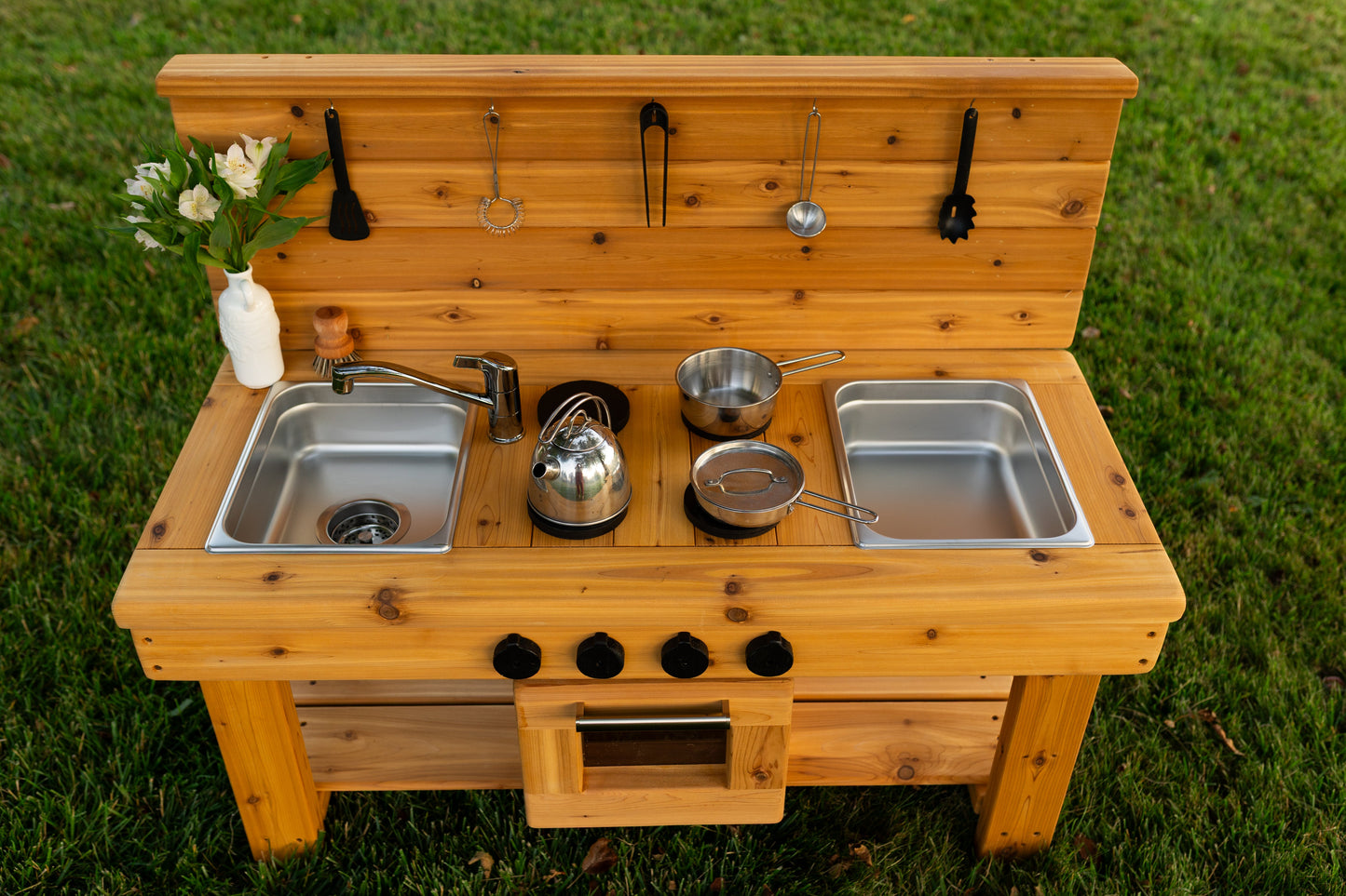 Centered Simple Kitchen with Oven (Stainless steel sinks and faucet)