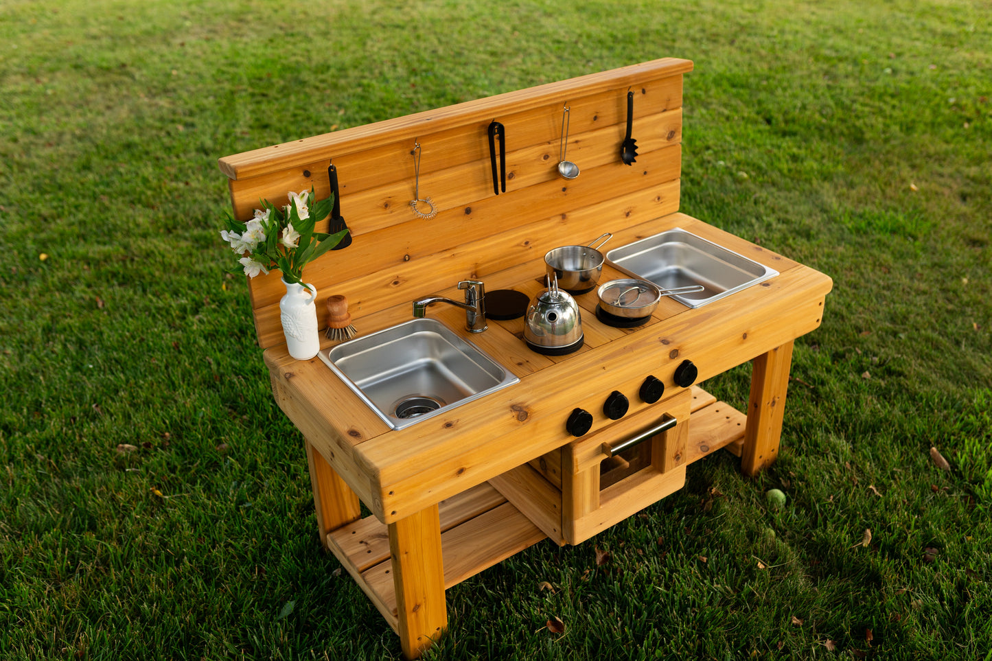 Centered Simple Kitchen with Oven (Stainless steel sinks and faucet)