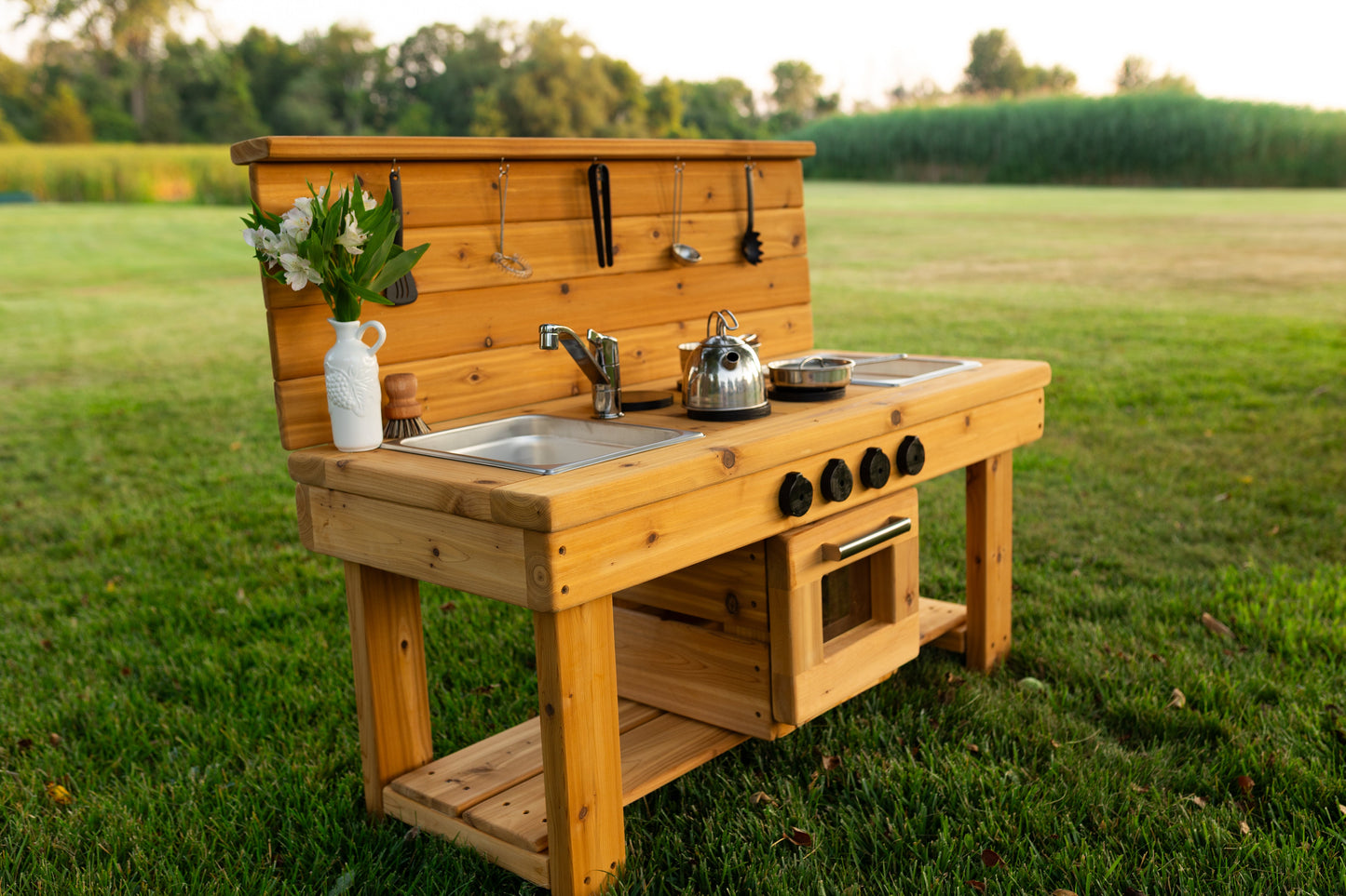 Centered Simple Kitchen with Oven (Stainless steel sinks and faucet)