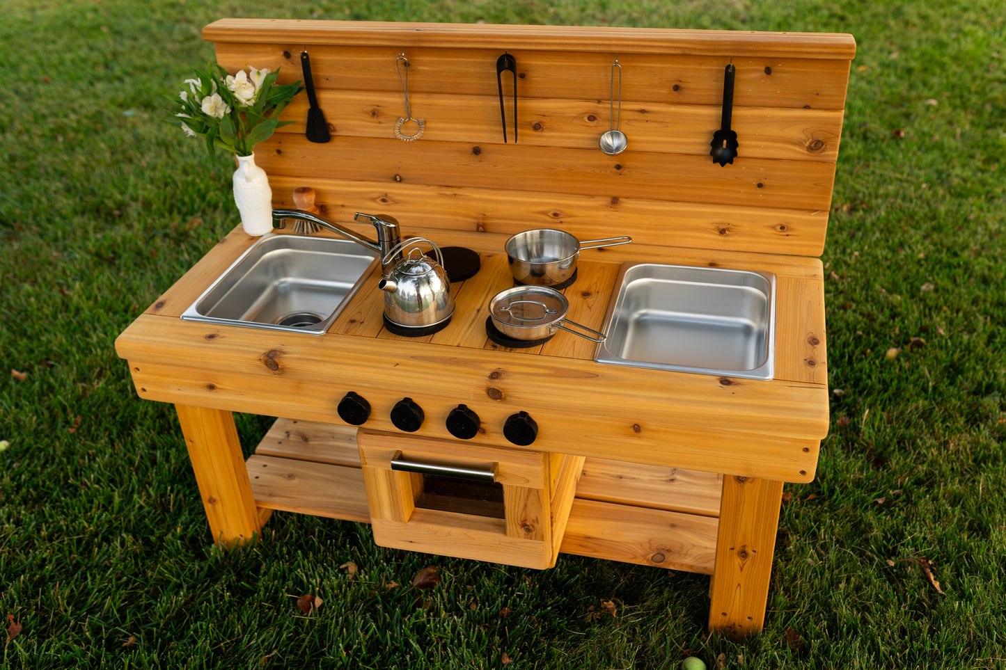 Centered Simple Kitchen with Oven (Stainless steel sinks and faucet)