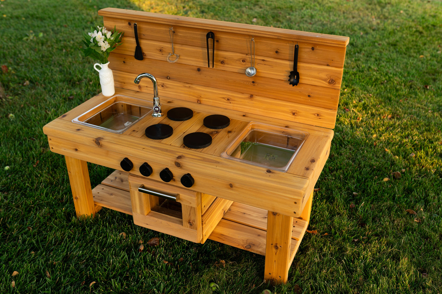Centered Simple Kitchen with Oven (Clear Sinks)