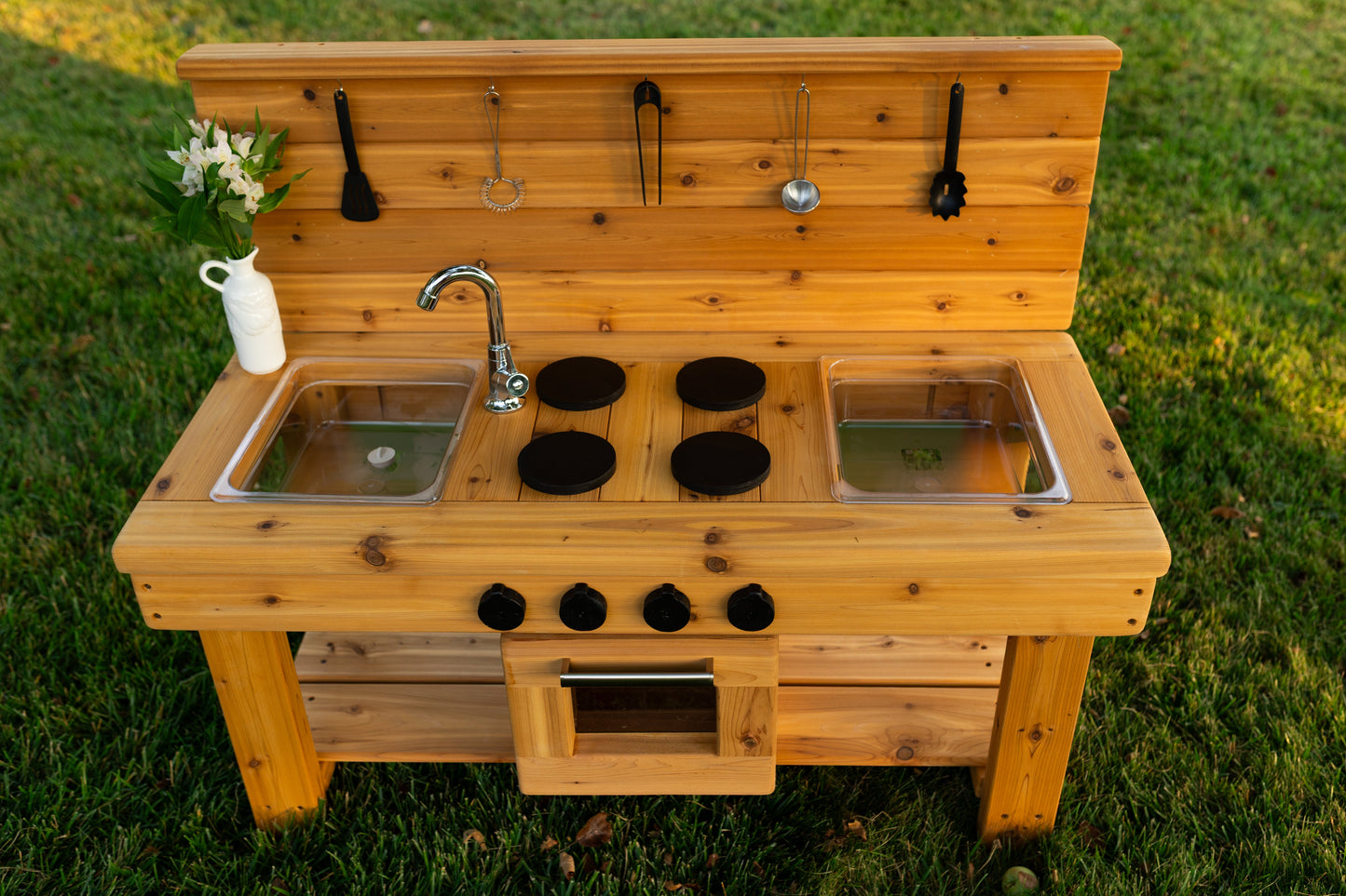 Centered Simple Kitchen with Oven (Clear Sinks)
