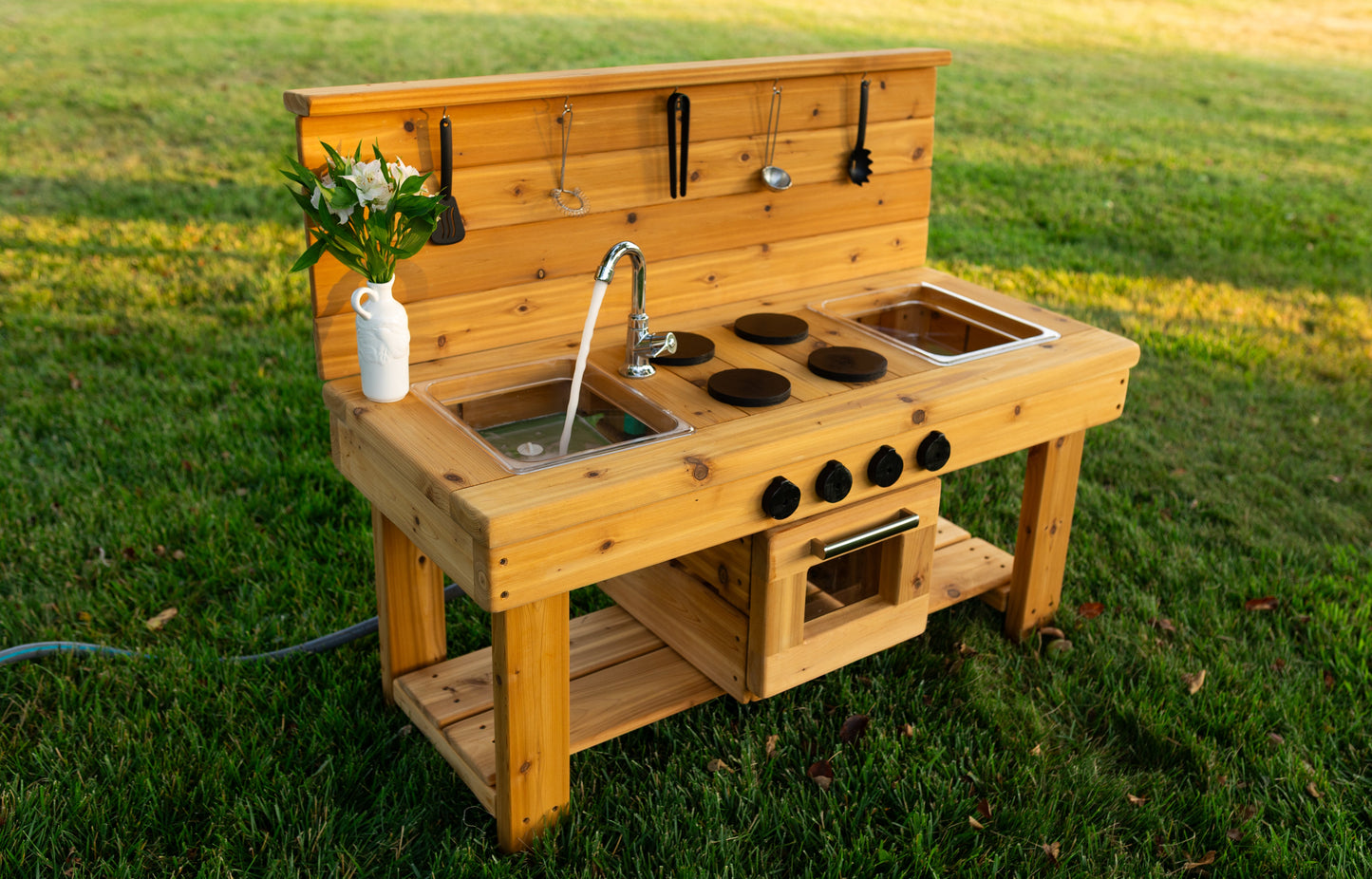 Centered Simple Kitchen with Oven (Clear Sinks)