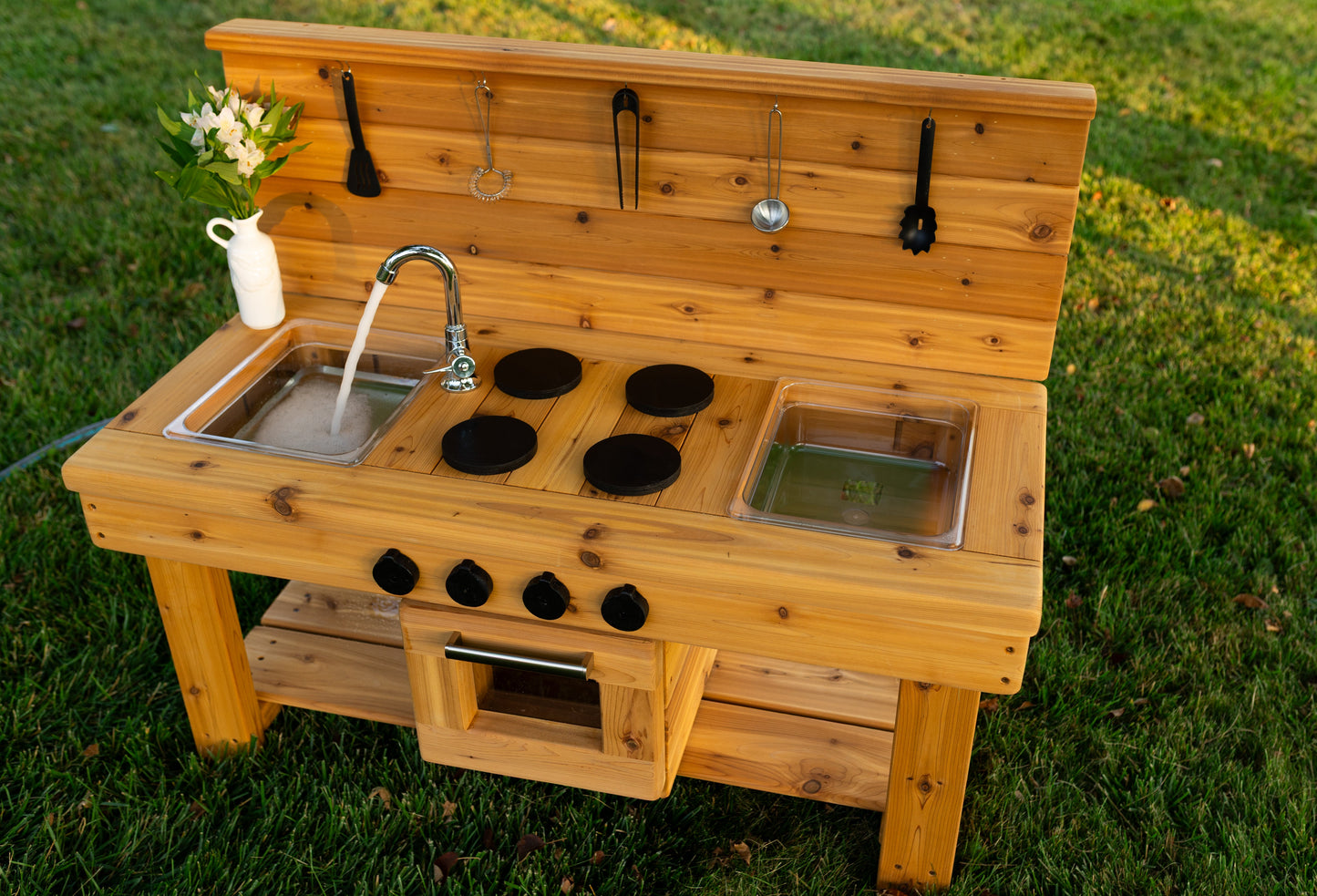 Centered Simple Kitchen with Oven (Clear Sinks)