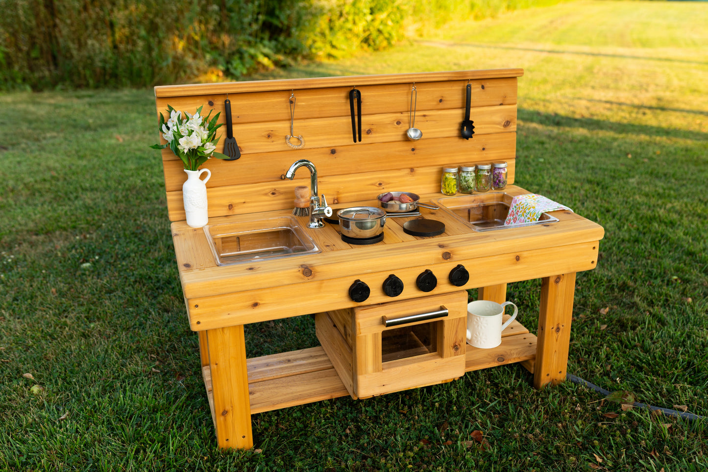 Centered Simple Kitchen with Oven (Clear Sinks)