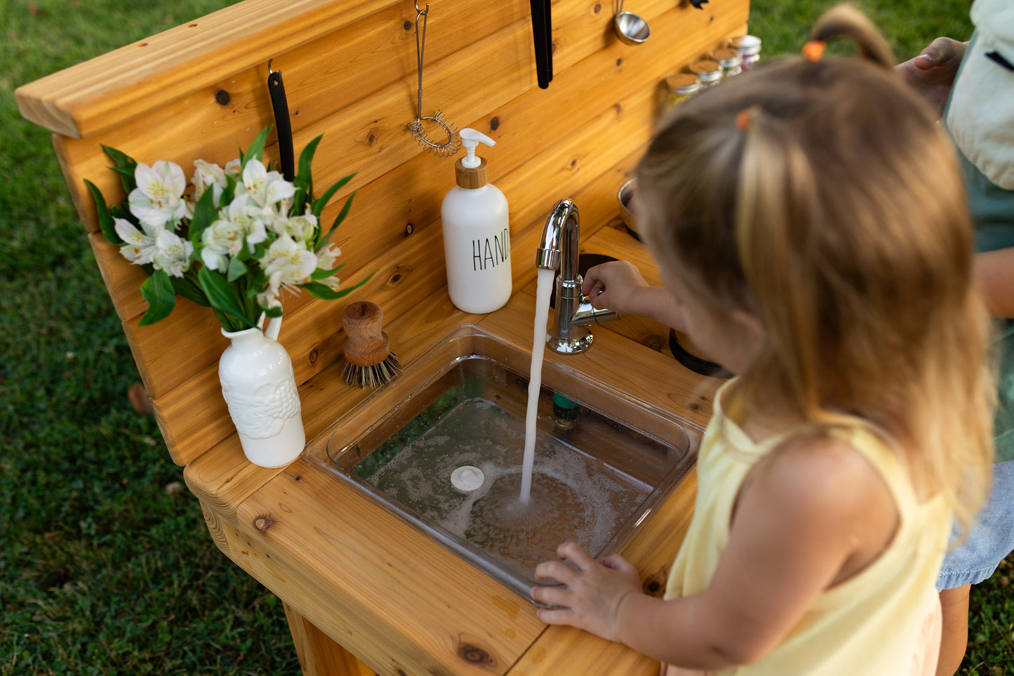 Centered Simple Kitchen with Oven (Clear Sinks)