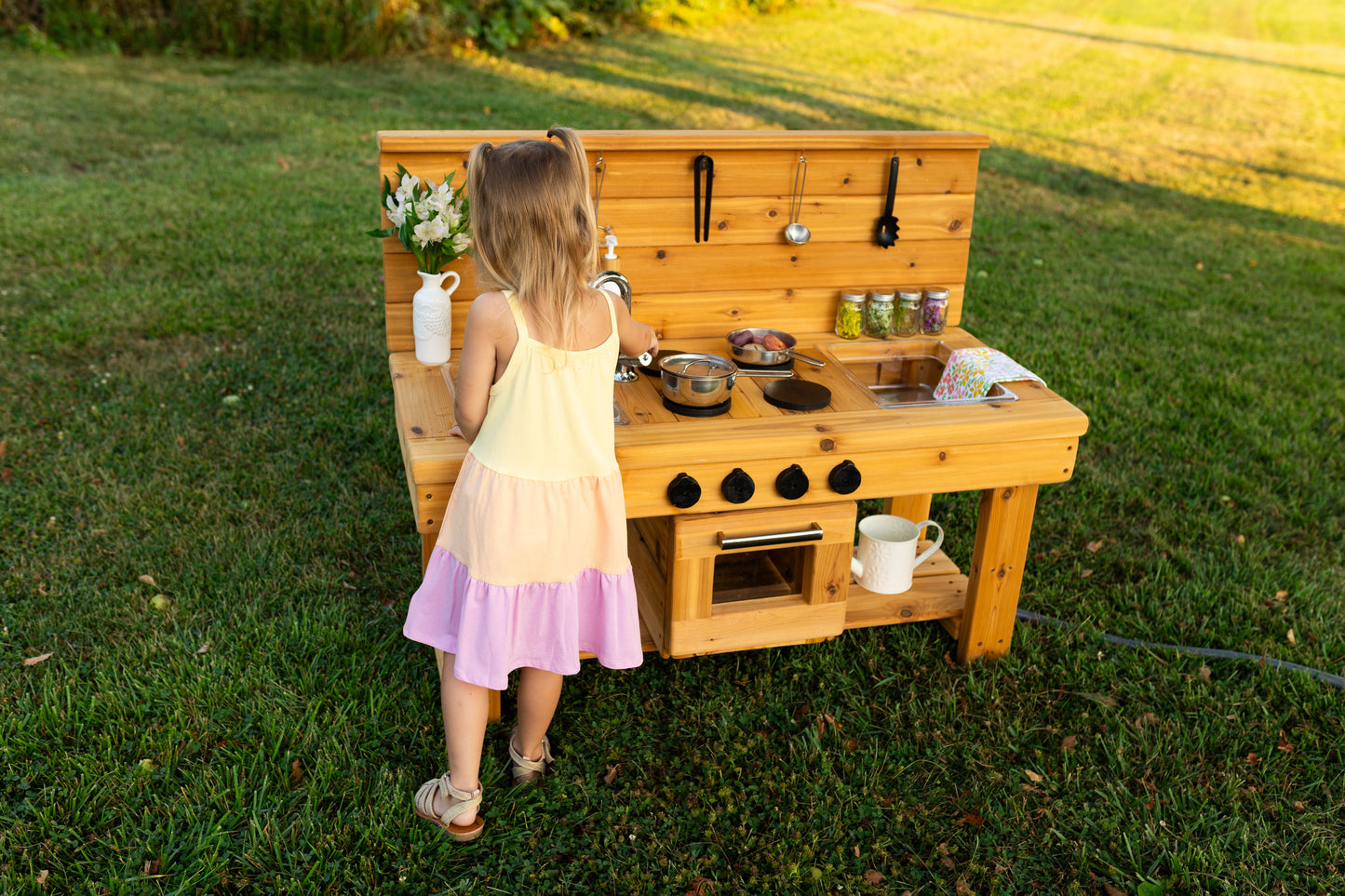 Centered Simple Kitchen with Oven (Clear Sinks)