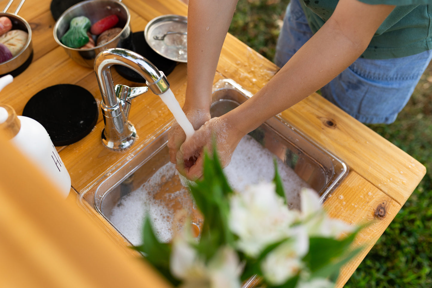Centered Simple Kitchen with Oven (Clear Sinks)