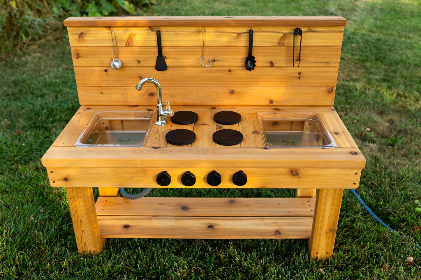 Centered Simple Kitchen with Backsplash (Clear Sinks)