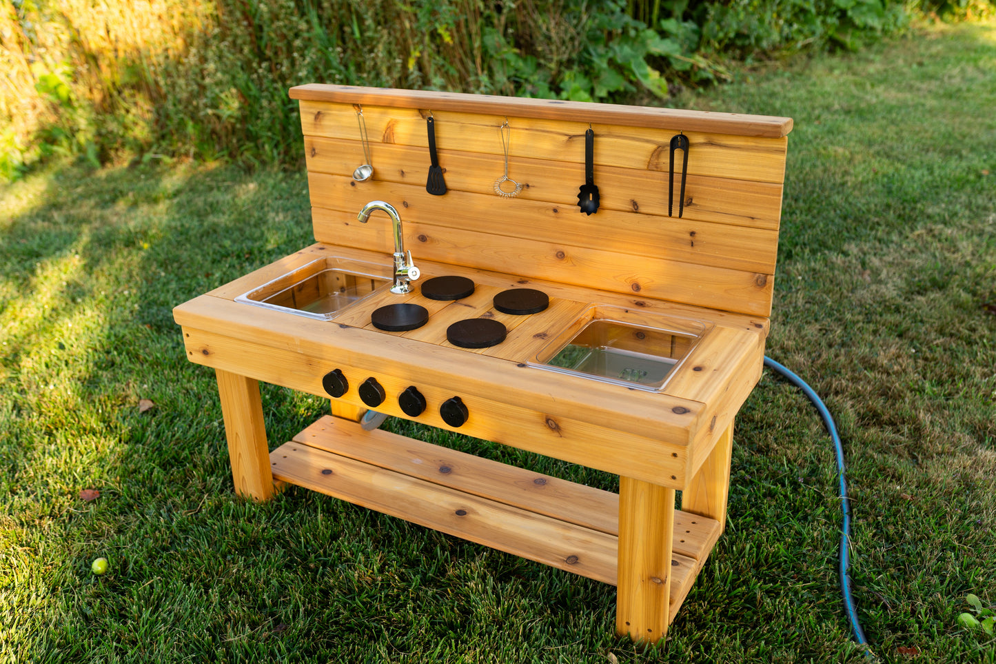 Centered Simple Kitchen with Backsplash (Clear Sinks)
