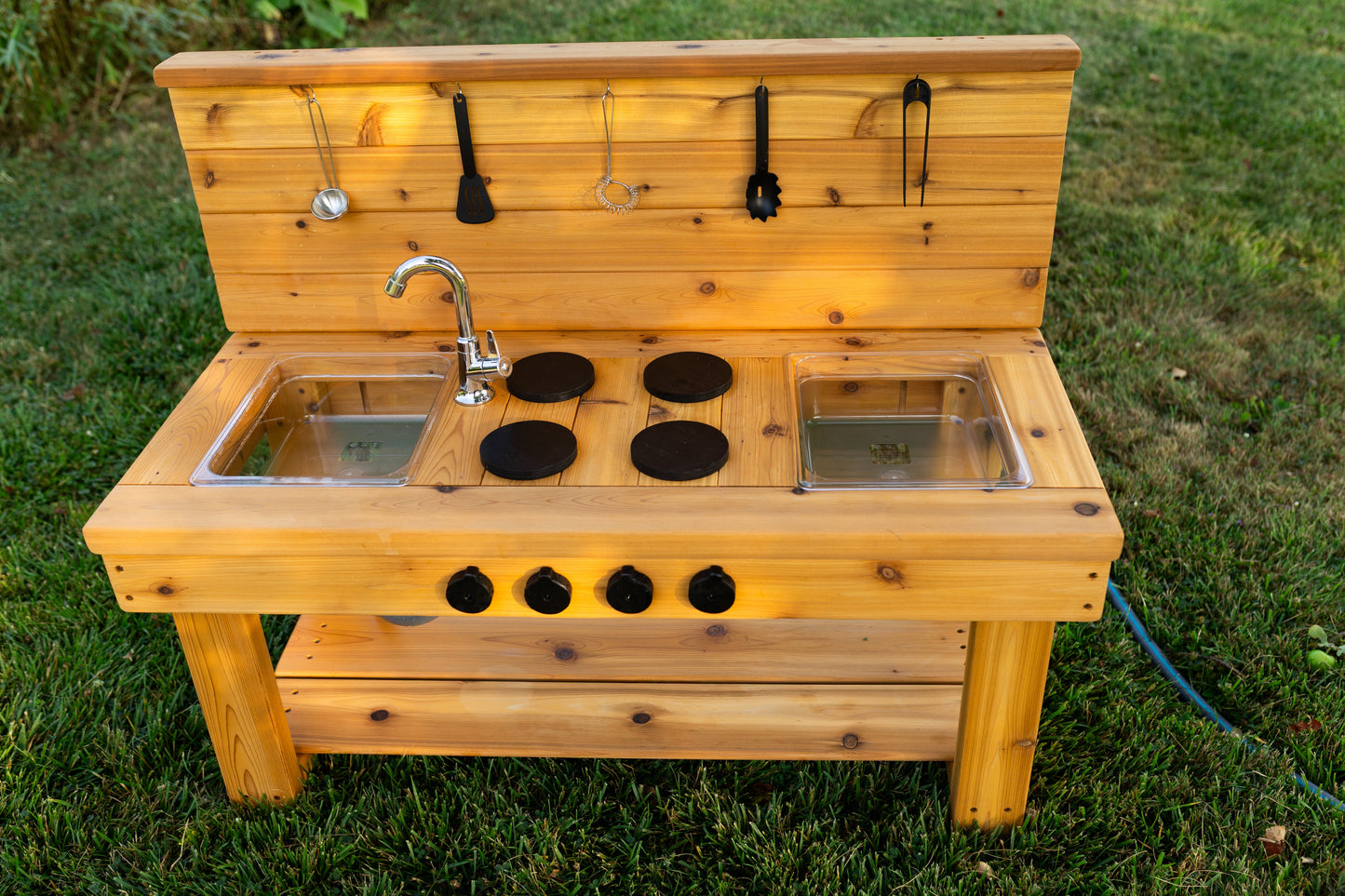 Centered Simple Kitchen with Backsplash (Clear Sinks)