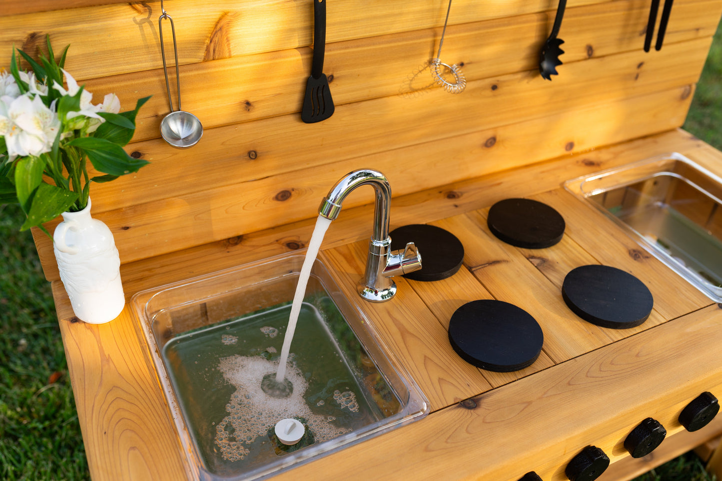 Centered Simple Kitchen with Backsplash (Clear Sinks)