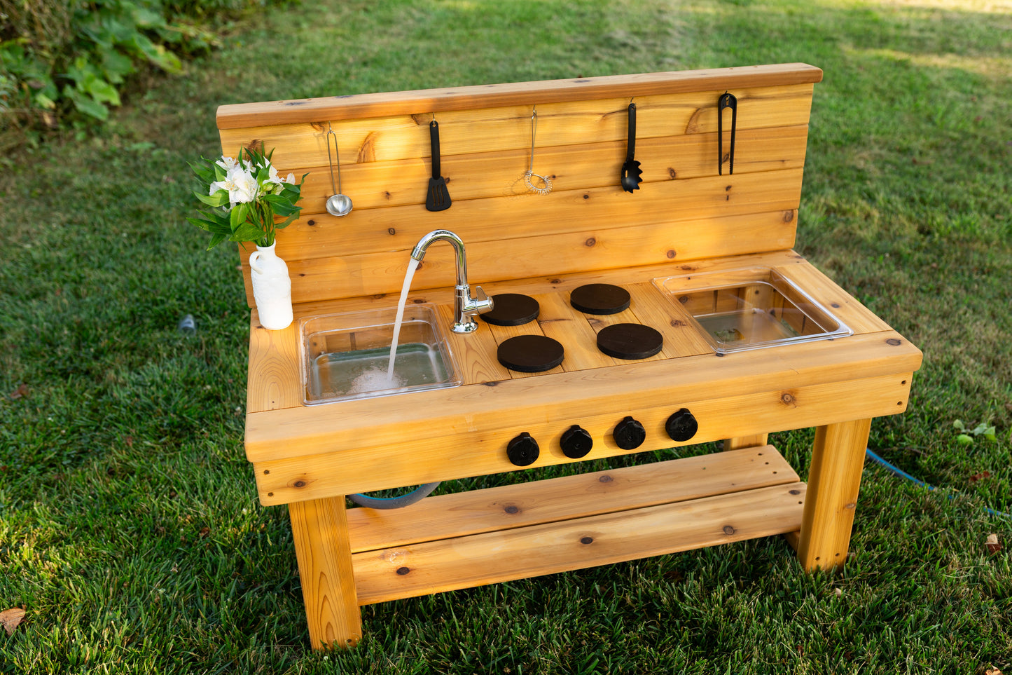 Centered Simple Kitchen with Backsplash (Clear Sinks)