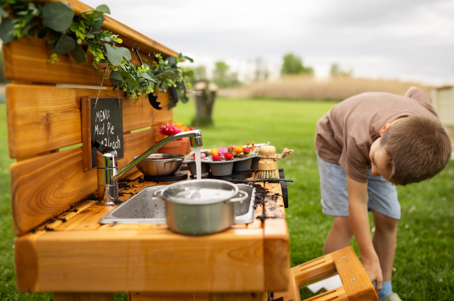 Cuisine centrée en terre avec four et évier fonctionnel