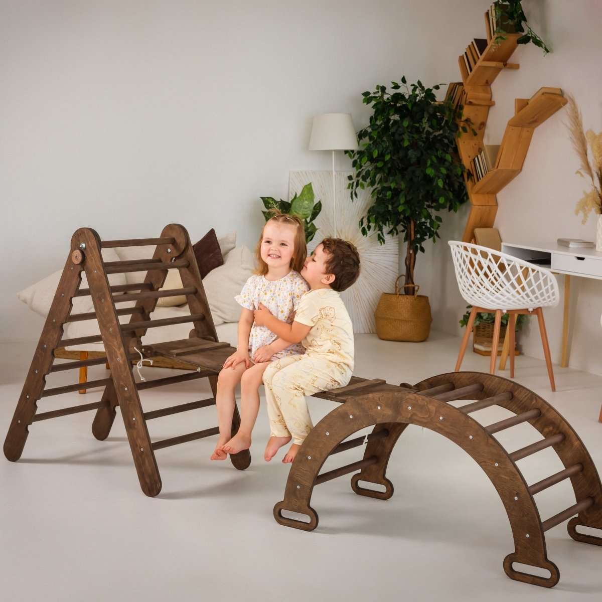 Ensemble d'escalade Montessori 3 en 1 : échelle triangulaire + arche en bois + planche coulissante – Chocolat NOUVEAU