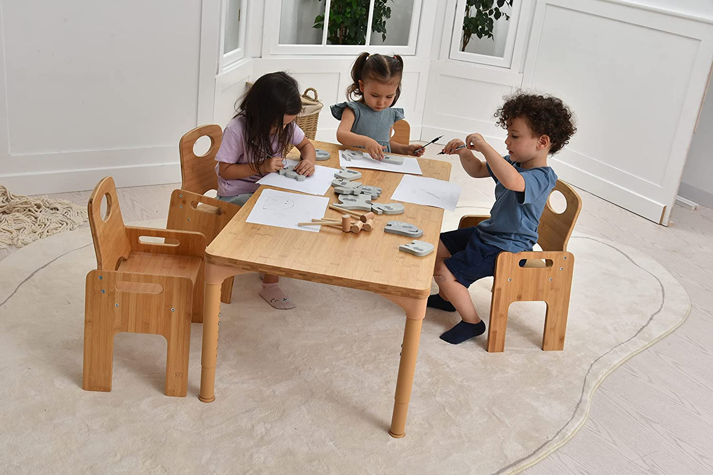 Adrian - Ensemble table et chaises en bambou pour tout-petits, 5 pièces, par Avenlur