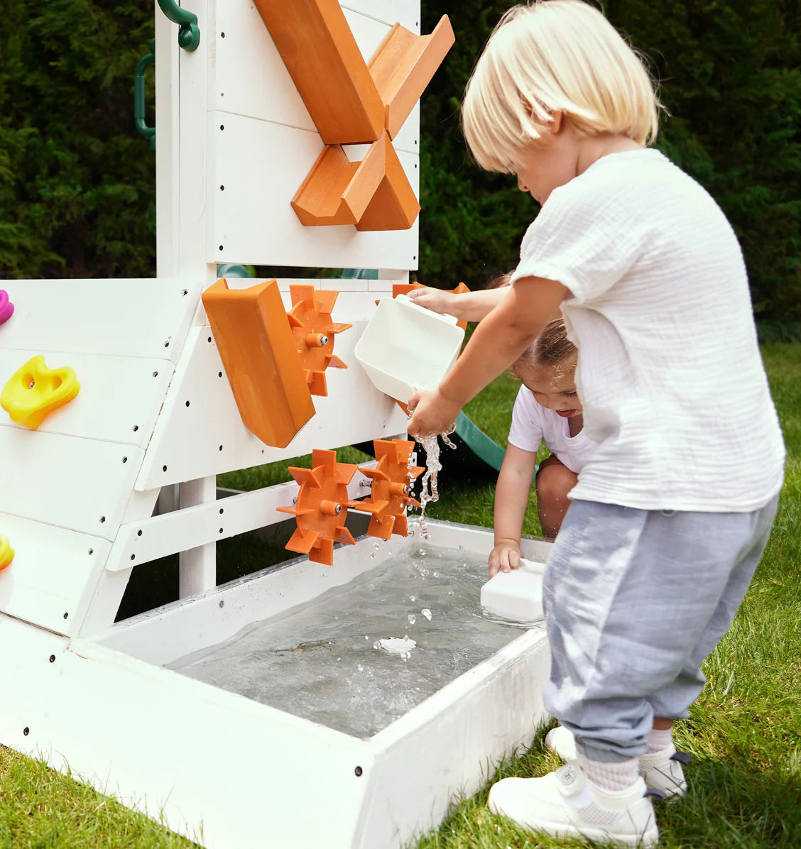 Mini aire de jeux d'extérieur Aloe avec jeux d'eau pour enfants et tout-petits par Avenlur