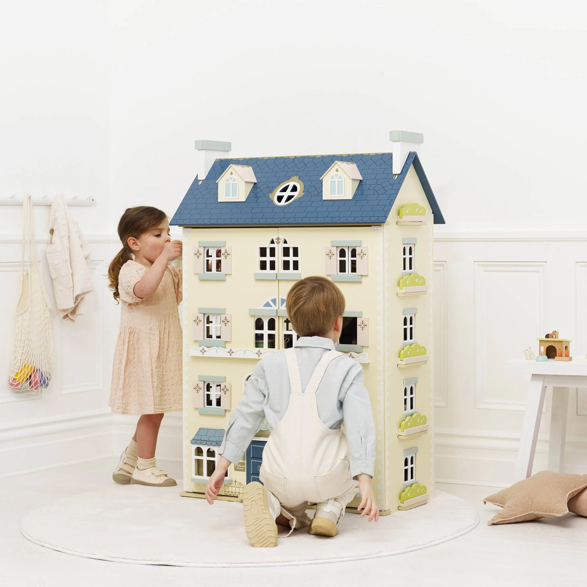 Le Toy Van Palace DollHouse