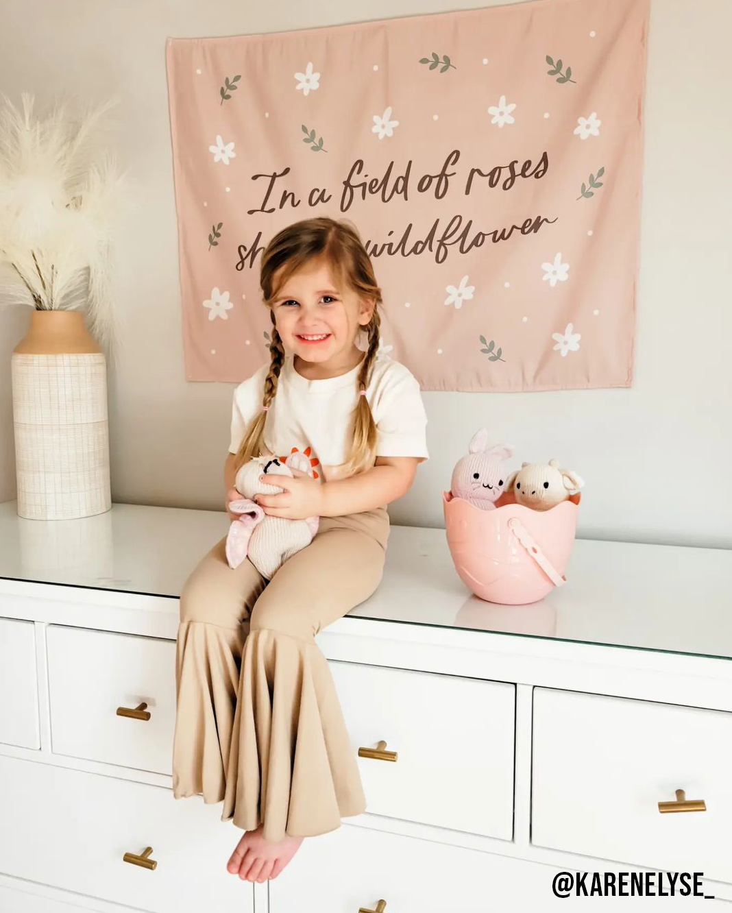 Dans un champ de roses, elle est une bannière de fleurs sauvages