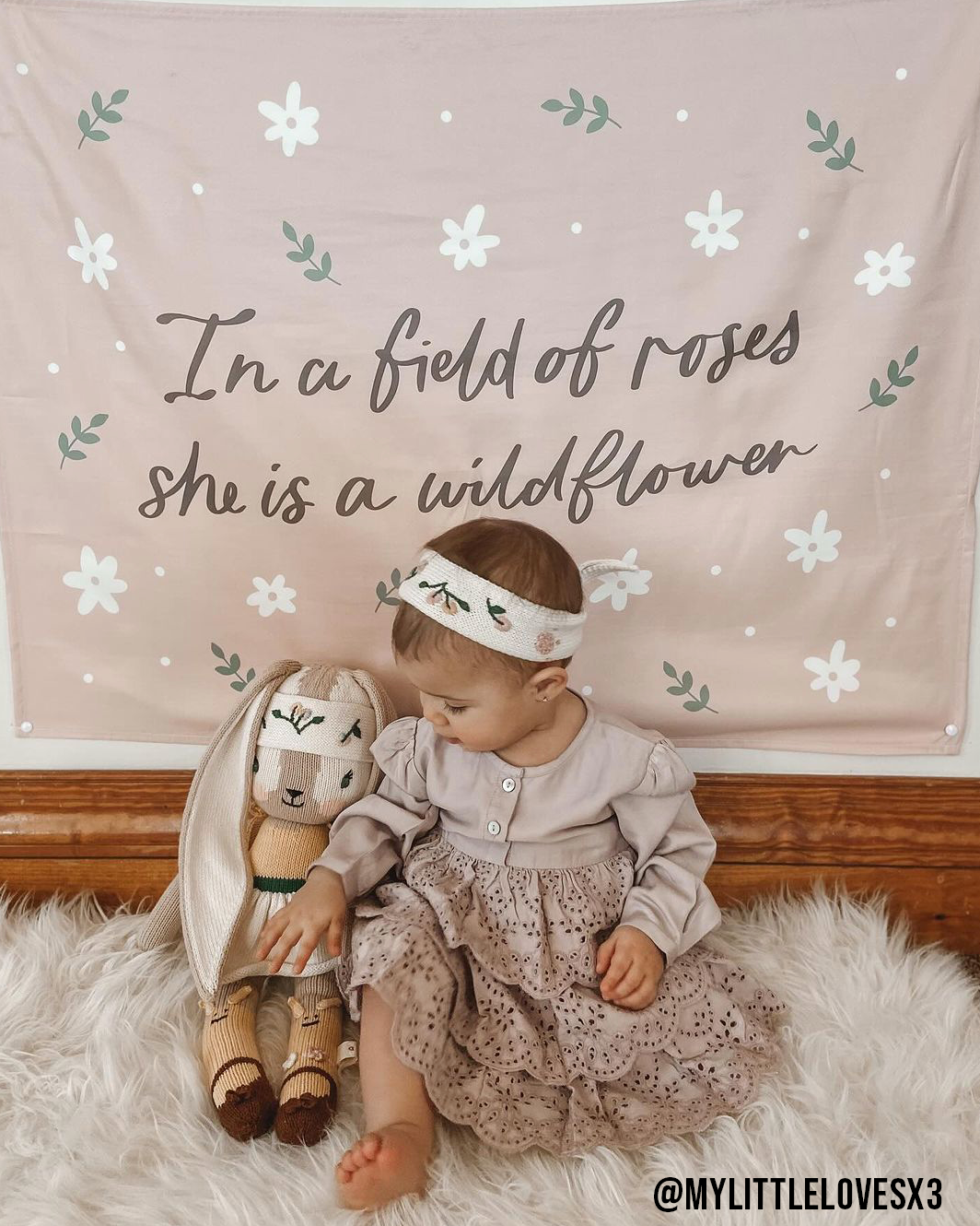 Dans un champ de roses, elle est une bannière de fleurs sauvages