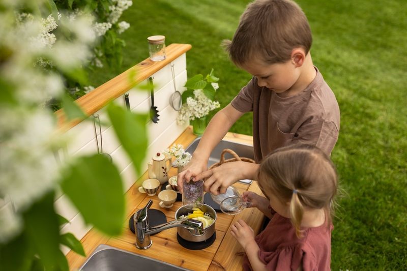 Painted Simple kitchen with backsplash & shelf (Centered)