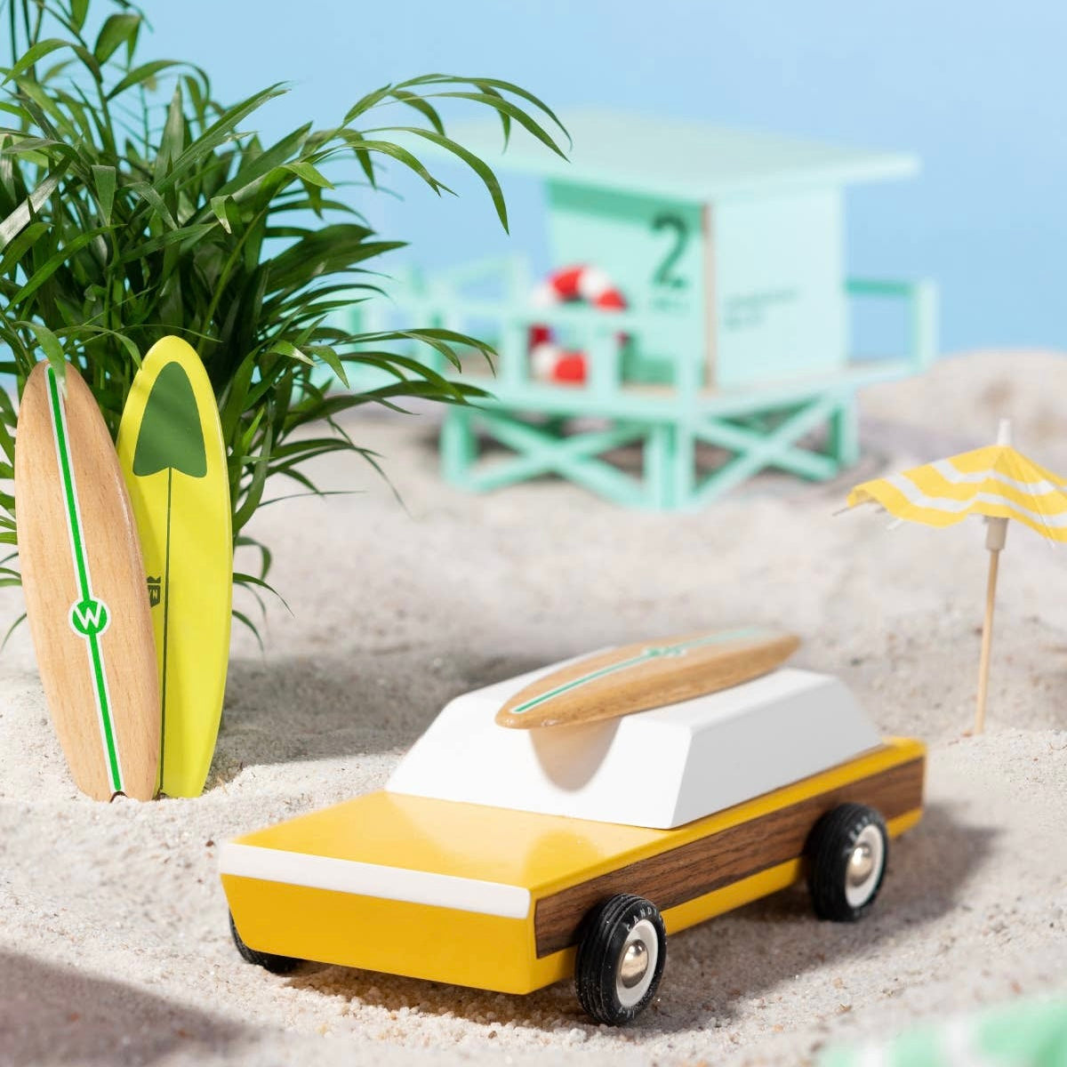 Candylab Toys Woodie avec planche de surf – Station Wagon vintage moderne